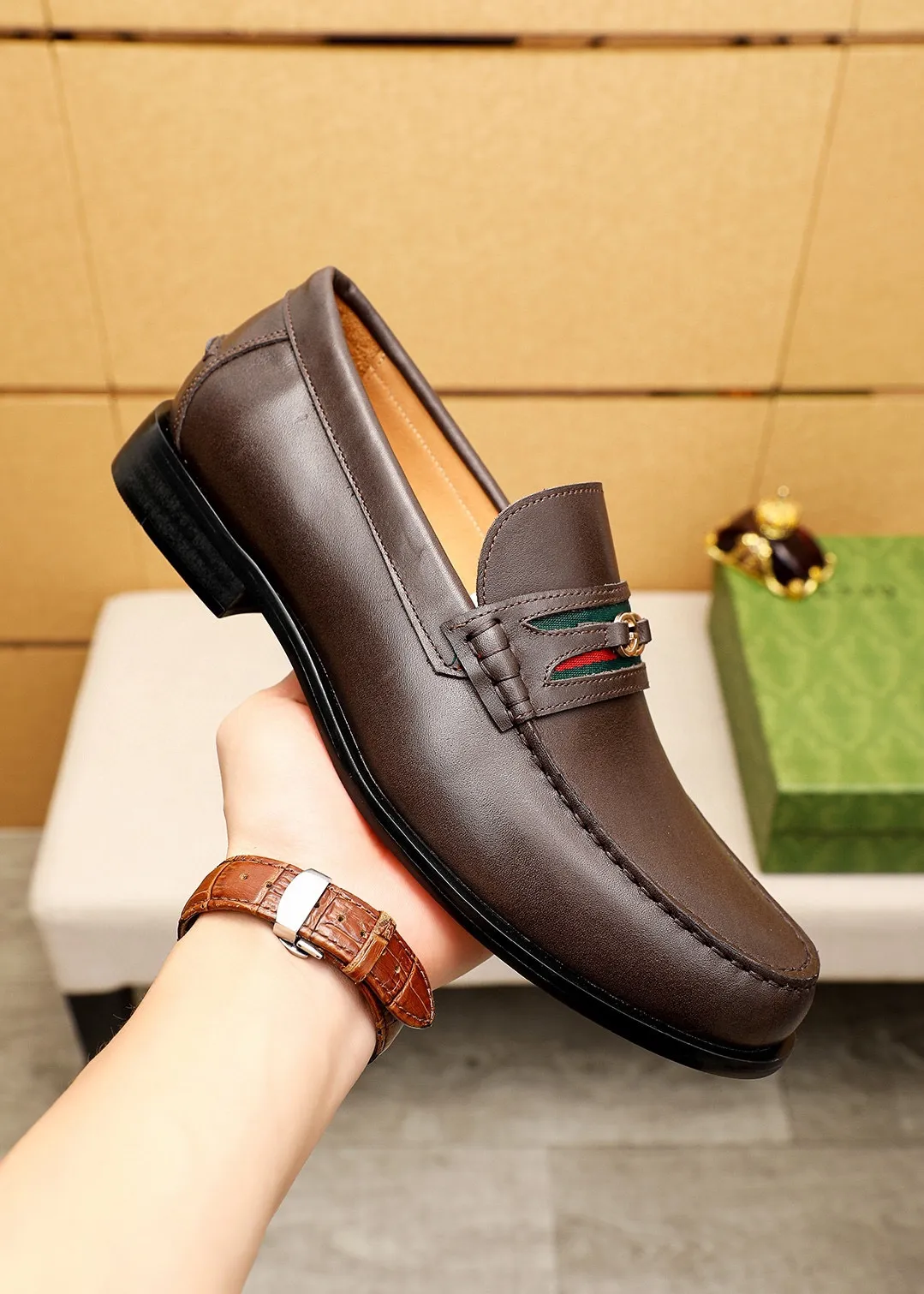 Men's shoes 💰480 💐 Product trademark: GUCCI "Gucci" casual leather shoes Regular size: 38-44 (45.46.47🉑️customized) Product materials: Selected imported first-layer calfskin upper + classic hardware buckle, imported cowhide leather lining. Strong three-dimensional visual effect, original combination outsole Color: 2⃣️colors available